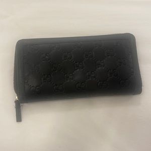 Selling a Gucci wallet